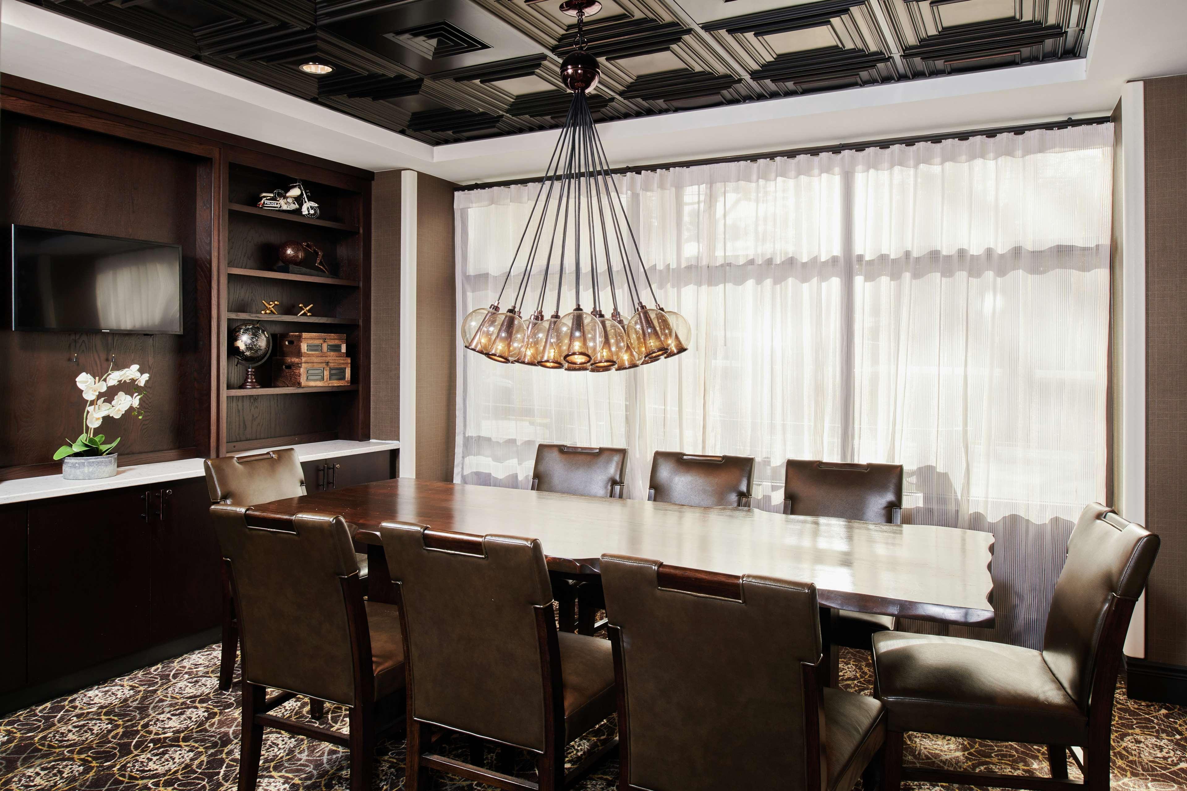 Hotel Doubletree By Hilton Crabtree Valley 4*
